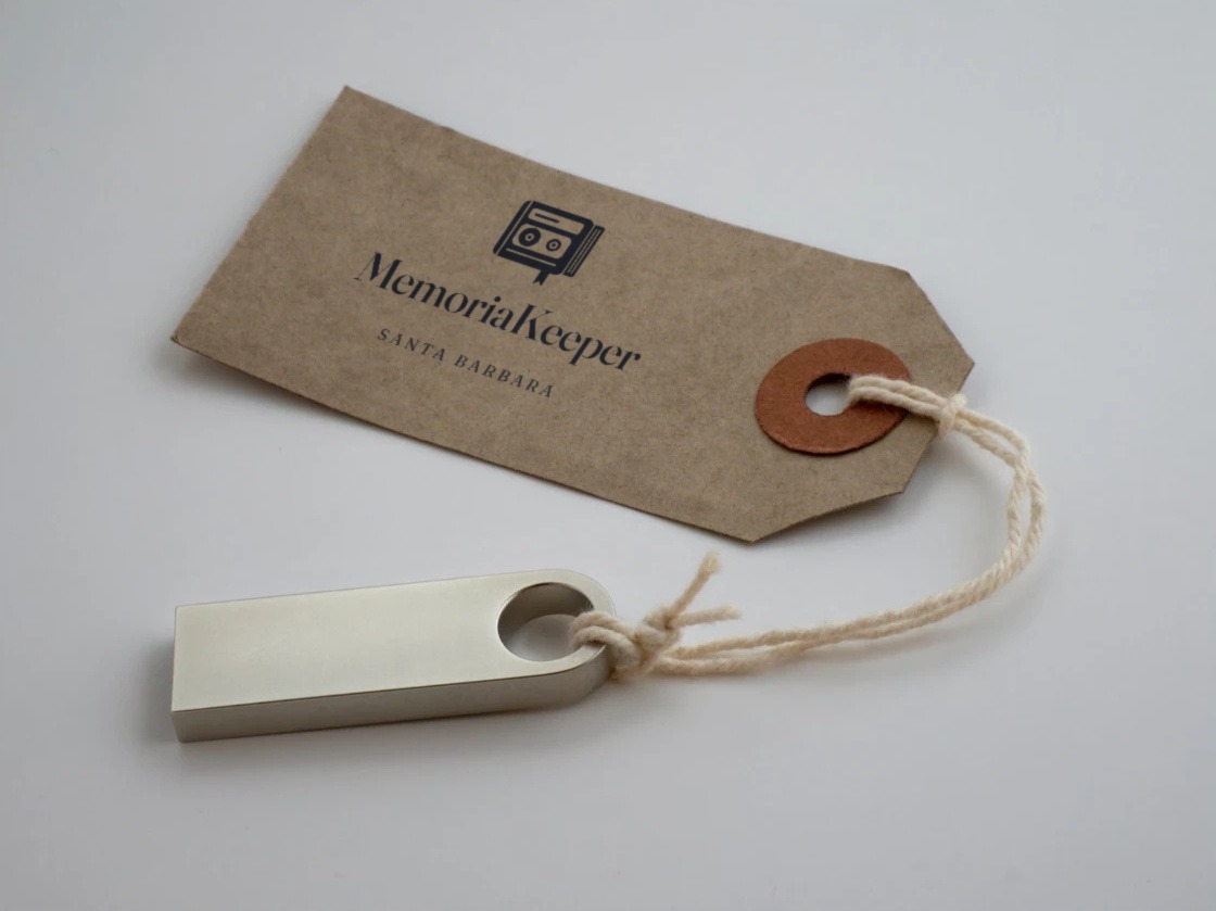 The MemoriaKeeper flash drive with its printed kraft tag